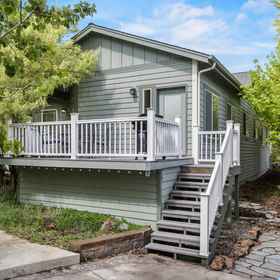 Hotel Exterior 1 Charming Townhouse Near Old Mill District - Cozy Sanctuary, Pilot Butte State Park Hotels