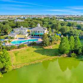 Hotel Exterior 1 Nhà chung cư tầng trệt với hồ bơi, bồn tắm nước nóng, tennis, nhà hàng, phòng tập thể dục & bóng rổ, Khách sạn Quận Polk