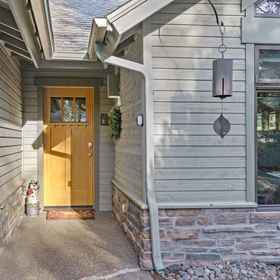 Hotel Exterior 1 Private Hot Tub and Spacious Deck Retreat - Charming Escape, Lava Lands Visitor Center Hotels