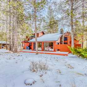 Hotel Exterior 1 Forest retreat with a hot tub and bikes - pool access & minutes from the village, 德舒特斯县 酒店
