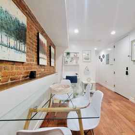 Hotel Interior/Public Areas 1 Charming Brownstone with Modern Amenities - Stylish Urban Retreat, Aqueduct–North Conduit Avenue Hotels