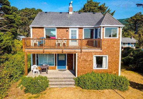 Others Rustic oceanfront home with beach views, deck, patio & fireplace - dog-friendly