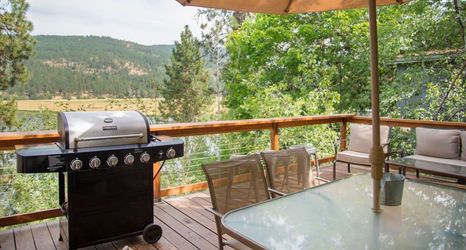 อื่นๆ 2 Stunning Waterfront Haven - Mountain Views, Dock, BBQ