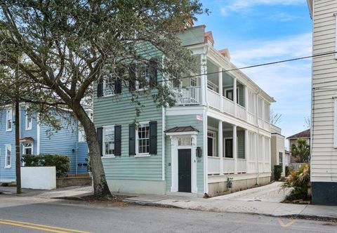 Others Rooftop Retreat, Spacious Layout, Access to Exclusive Club - Stylish Oasis