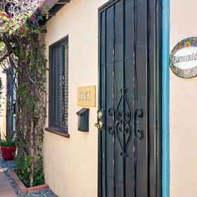 Hotel Exterior 1 Nhà tranh duyên dáng với BBQ và Sân trong - Nơi ẩn náu hấp dẫn, Khách sạn Trung Tâm Hội Nghị San Diego