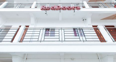 Others 2 RedDoorz near Mercado del Lago