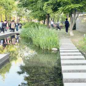 Logo 1 สถานีมหาวิทยาลัย Hongik 8 นาที / 2 ห้องน้ำ / 2F / มีบริการรับฝากสัมภาระ_Essay Yeonnam Bijou home, โรงแรม & ที่พัก Sinchon Budaejjigae