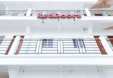 Others RedDoorz near Mercado del Lago