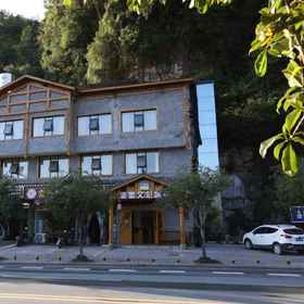 Hotel Exterior 1 โรงแรมหนานเฟิง ไชนีส อินน์ (จางเจียเจี้ย หวู่หลิงหยวน ฉีเกอชิง), โรงแรม & ที่พัก อู๋หลิงหยวนชวู่