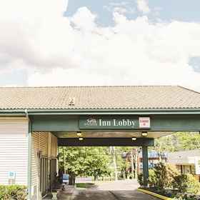 Hotel Exterior 1 Lavissh Inn and Suites, North Bellingham Golf Course Hotels