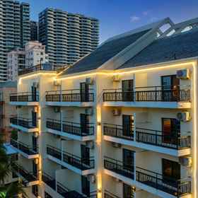 Hotel Exterior 1 싼야 징신 홀리데이 호텔 (다둥하이 지점), 뷰티 크라운 그랜드 극장 호텔