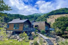 Lain-lain Mountain Lodge among Stones