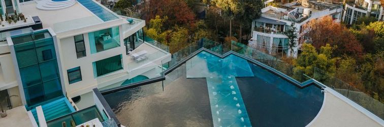 Others Water flows in moon Hotel