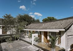 Others 6 Dali Ancient City Pedestrian Street Meishu B & B (Red Longjing Shop)