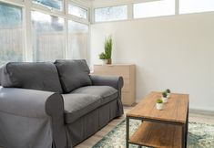 其他 7 OnSiteStays - Ideal Long Term Retreat, 2-Br House with Conservatory, Parking & Wi-Fi