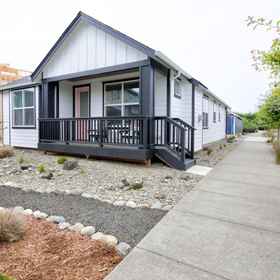 Hotel Exterior1Cozy Cottage with Game Room and Indoor Fun - Charming Seaside Retreat,448 Olympic View Ave NE飯店