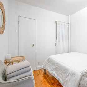 Logo 1 Bright Living Area and Well-Equipped Kitchen - Charming Stylish Retreat, ニューヨーク州 ホテル