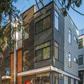 Hotel Exterior 1 ระเบียงบนชั้นดาดฟ้าพร้อมวิว Space Needle - ทาวน์โฮมที่มีเสน่ห์, โรงแรม & ที่พัก Market Theater Gum Wall