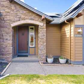 Hotel Exterior 1 Khung cảnh núi non và bàn bi-a - Khu nghỉ dưỡng gia đình rộng rãi, Khách sạn Deschutes Brewery