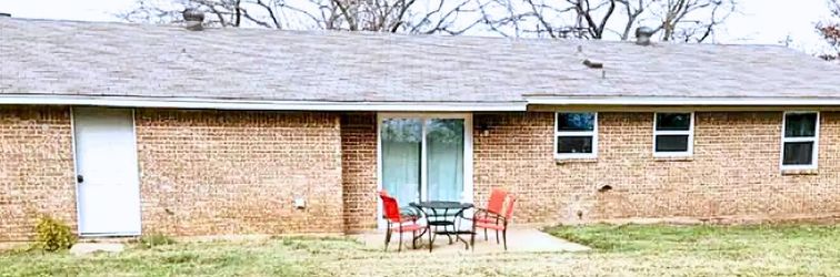 其他 Charming Outdoor Dining and Modern Comforts - Delightful Getaway