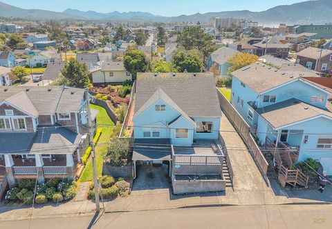 Others Spacious Living with Entertainment Amenities - Gorgeous Coastal Haven