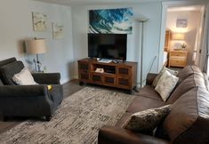 Others 6 Spacious Living with Coastal Access and Modern Amenities - Charming Getaway