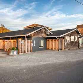 Logo1Beachfront Access and Cozy Patio Area - Charming Cottage Haven,内哈莱姆湾州立公园飯店