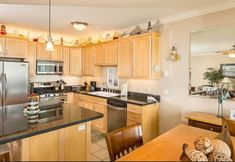 Others 4 Oceanfront Deck and Private Hot Tub - Stunning Coastal Sanctuary