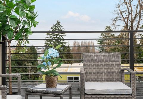 Others Rooftop Deck and Modern Amenities - Charming Townhouse Haven