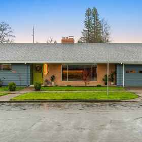 Hotel Exterior1Charming Urban Retreat - WiFi, Restaurants, Local Shops,Joyful Servant Lutheran Church飯店