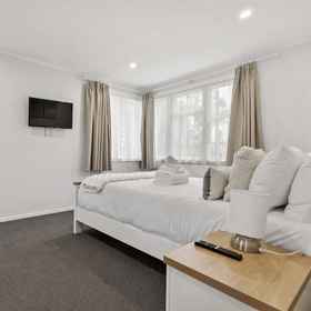 Logo 1 3BR near Tamaki River-Patio&Parking I Zodiak Stays, Campbells Bay Hotels