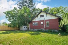 Others Cozy Living, Spacious Fenced Yard and Modern Comforts - Charming Vintage Oasis
