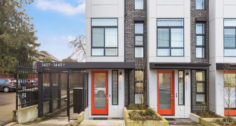 Others 2 Rooftop Deck and Cozy Living Space - Inviting Urban Sanctuary