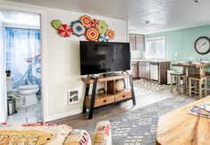 その他 6 Full Size Kitchen and Comfortable Living Area - Spacious Charming Escape