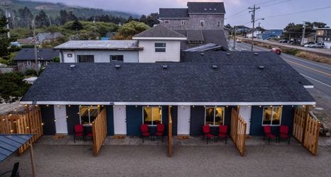 Others 2 Beachfront Access and Cozy Patio Area - Charming Cottage Haven