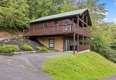 Others 2 Pigeon Delight is a 2 Bedroom Cabin - 6 Miles from Dollywood! Hot Tub, Fire Pit, Arcade, Pool Table!