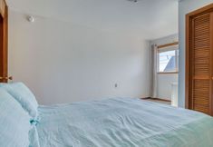 อื่นๆ 7 Peaceful Backyard and Double Oven - Charming Coastal Retreat