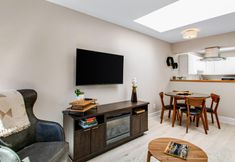 Lain-lain 7 Historic downtown loft near shopping & restaurants with WiFi & full kitchen