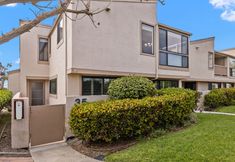 Others 4 Stylish Coastal Townhouse with Two Pools and Spa - Inviting Retreat