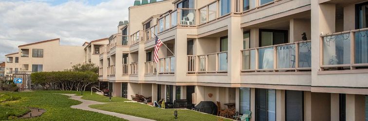 Others Stylish Coastal Townhouse with Two Pools and Spa - Inviting Retreat