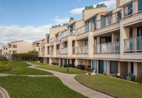 Others Stylish Coastal Townhouse with Two Pools and Spa - Inviting Retreat