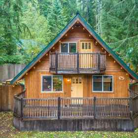 Logo1Cozy Hot Tub and Scenic Mountain Views - Charming A-Frame Cabin,华盛顿州飯店