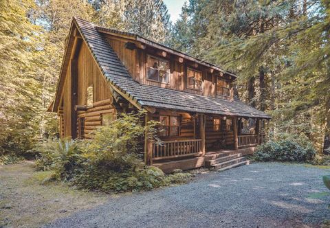 其他 Rustic Charm and Creekside Deck - Enchanting Log Cabin Retreat