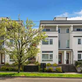 Logo 1 Rooftop Patio and Fast Wi-Fi in Capitol Hill - Chic Stylish Retreat, Hotel Perpustakaan Awam Seattle