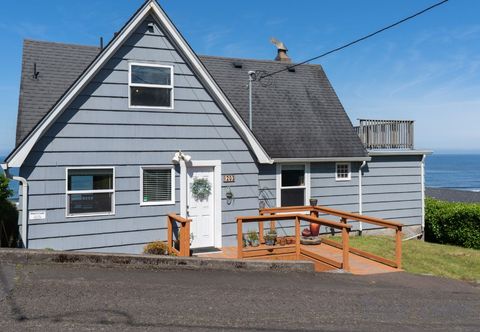 Others Sweeping Pacific Views and Spacious Living - Charming Coastal Retreat