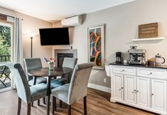 อื่นๆ 2 Modern Comfort with Cozy Patios and Scenic Views - Stylish Getaway