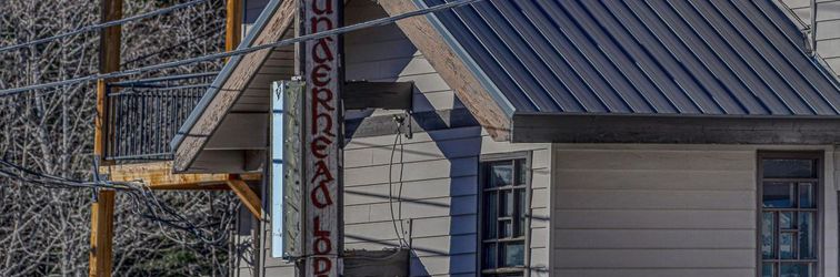 Others Scenic Deck and Geothermal Pool Access - Charming Getaway