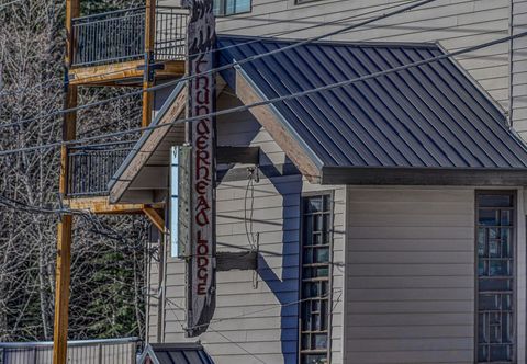 Others Scenic Deck and Geothermal Pool Access - Charming Getaway