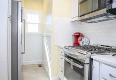 Lainnya 4 Charming Bungalow with Fenced Backyard - Delightful Escape