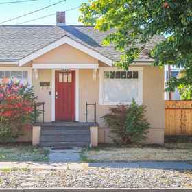 Hotel Exterior 1 Charming Bungalow with Fenced Backyard - Delightful Escape, Oregon Trail Monument Hotels